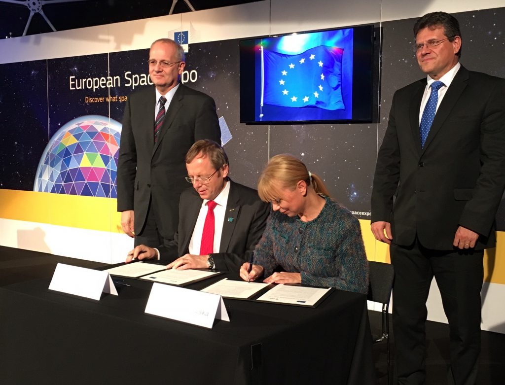 La firma del comunicato congiunto Credits: ESA