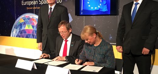 La firma del comunicato congiunto Credits: ESA