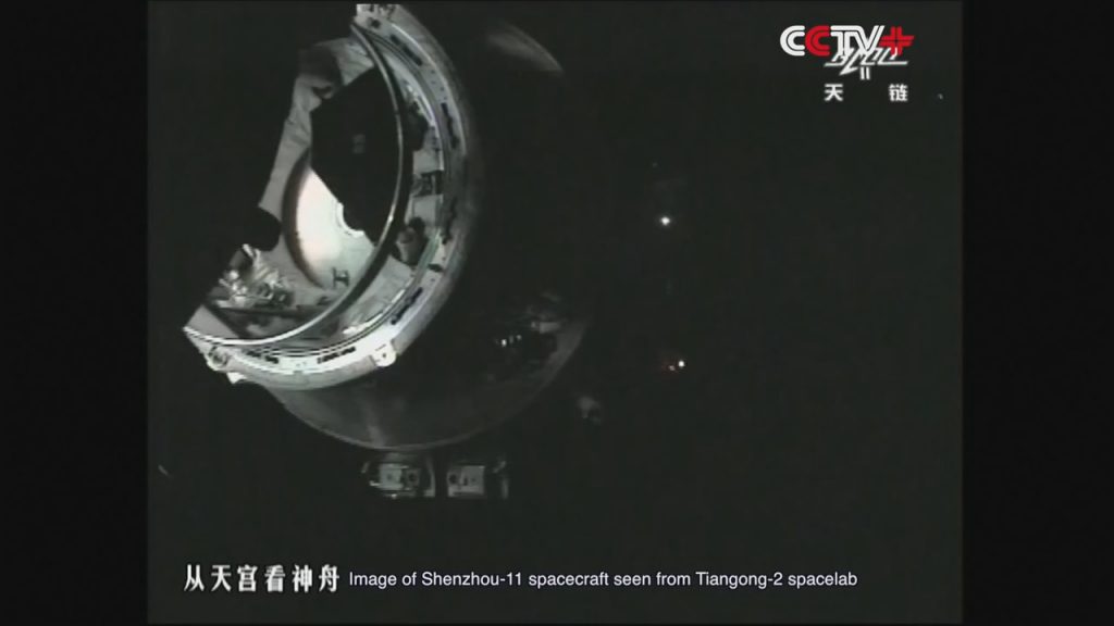 Shenzhou-11, con l'anello di docking esteso, mentre si avvicina a Tiangong-2 (Credit: CCTV+)