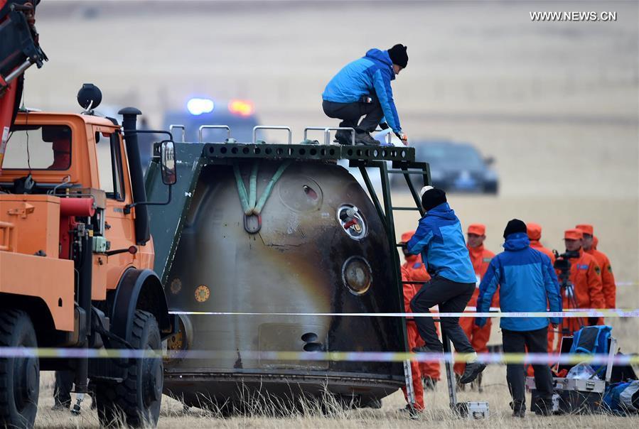 Le squadre di recupero al lavoro su Shenzhou-11. Credit: Xinhua