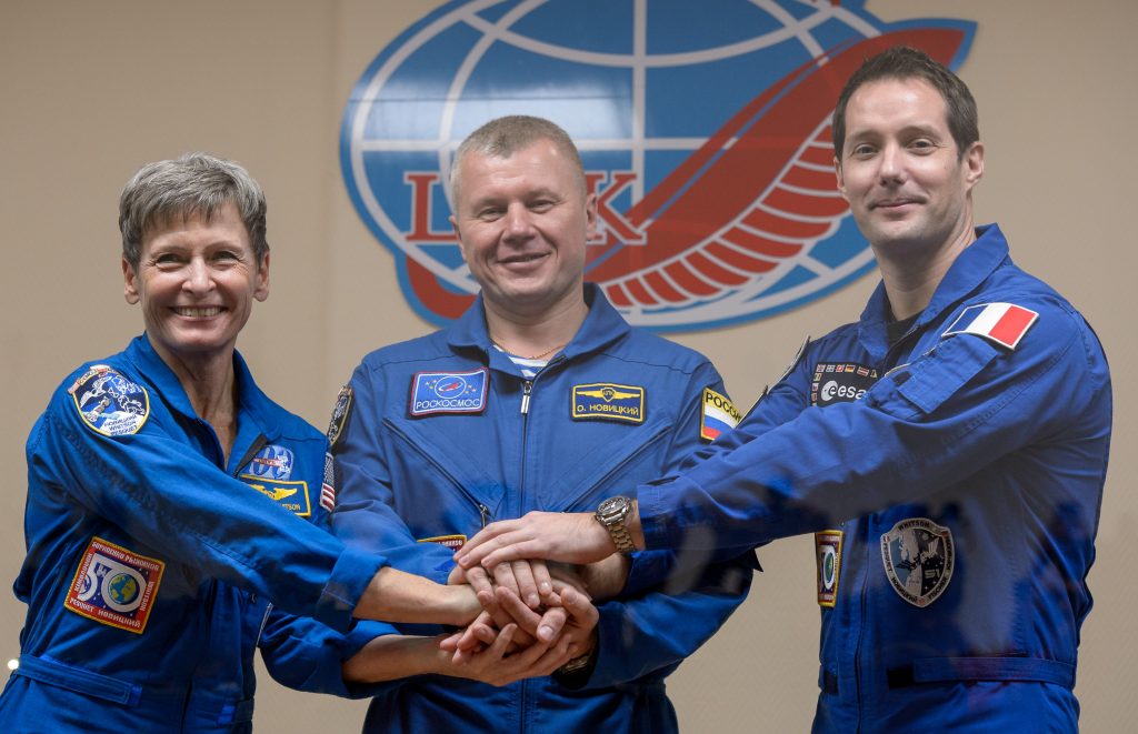 Da sinistra Peggy Whitson, Oleg Novitsky e Thomas Pesquet. Credit: NASA/Bill Ingalls