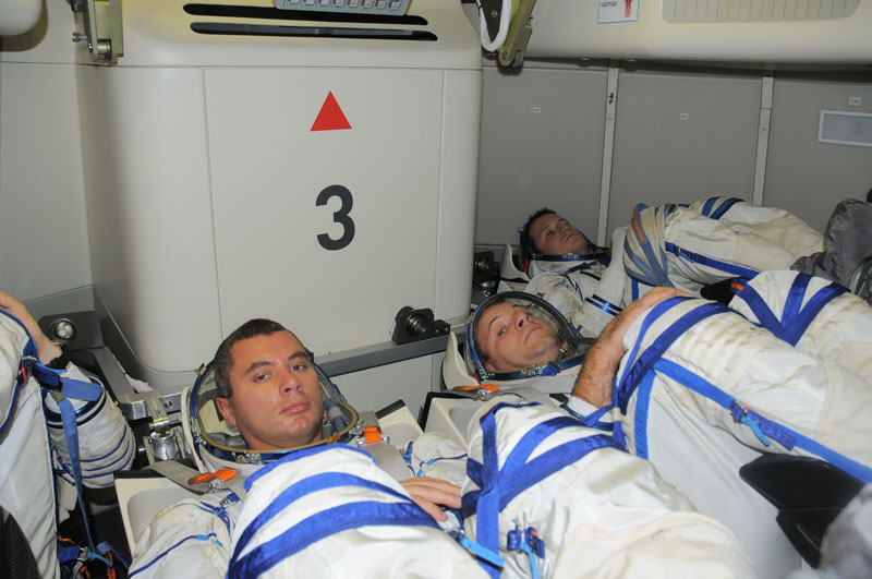 Quattro cosmonauti all’interno del mockup di Federacija durante i test del 2013. Credits: Energia
