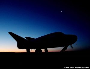 Una suggestiva immagine del Drema Chaser sulla pista al tramonto durante i test del luglio 2017. Credits: Sierra Nevada Corporation