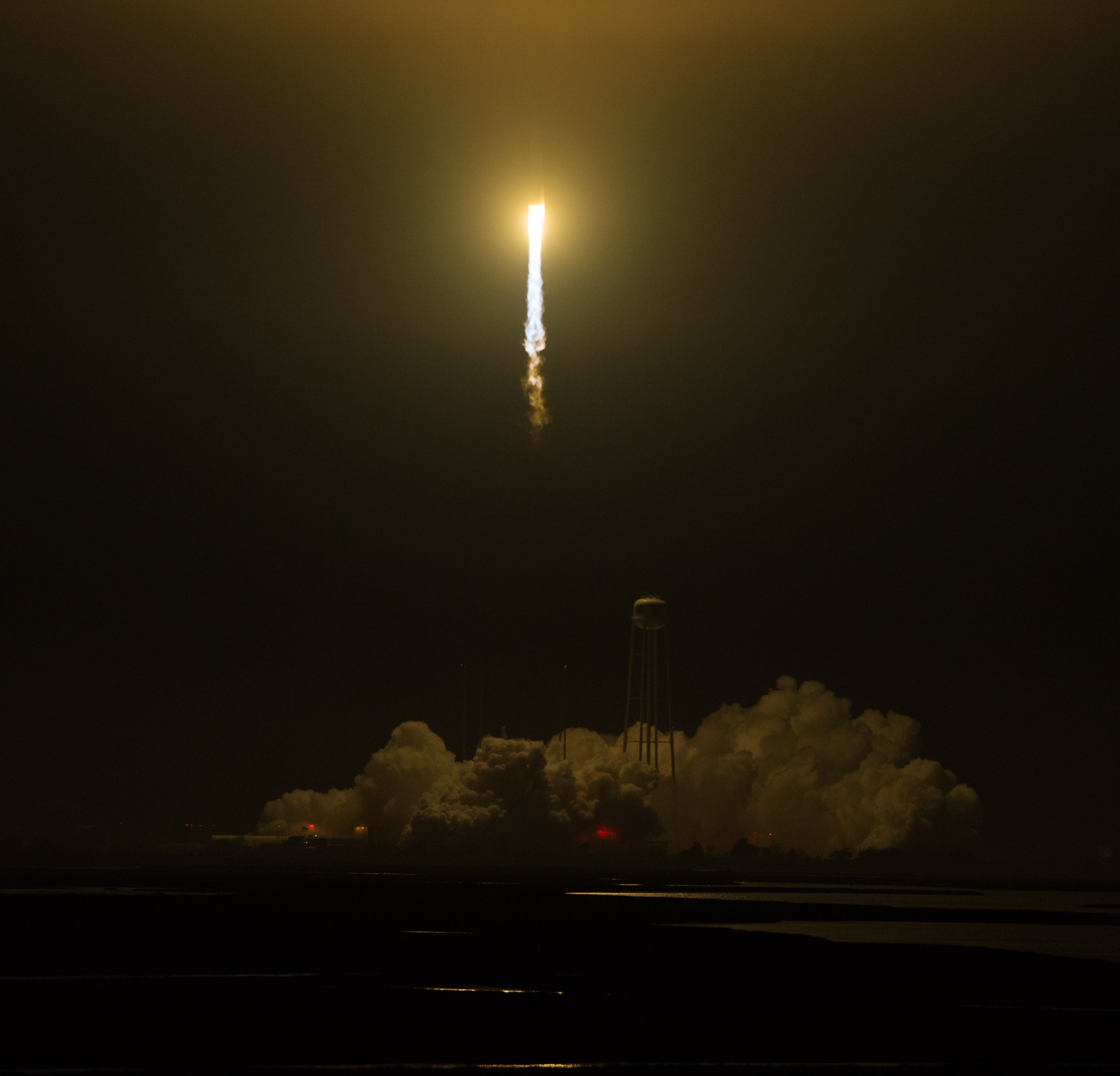 На какую сторону света запускают космические. Cygnus космический корабль Launch. Полет ракеты. Ракета в ночном небе. Полёт ракеты в космос.