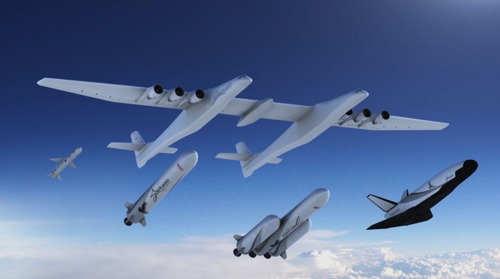 Lo Stratolaunch con la sua, ormai ex, famiglia di lanciatori (FOTO:Stratolaunch)