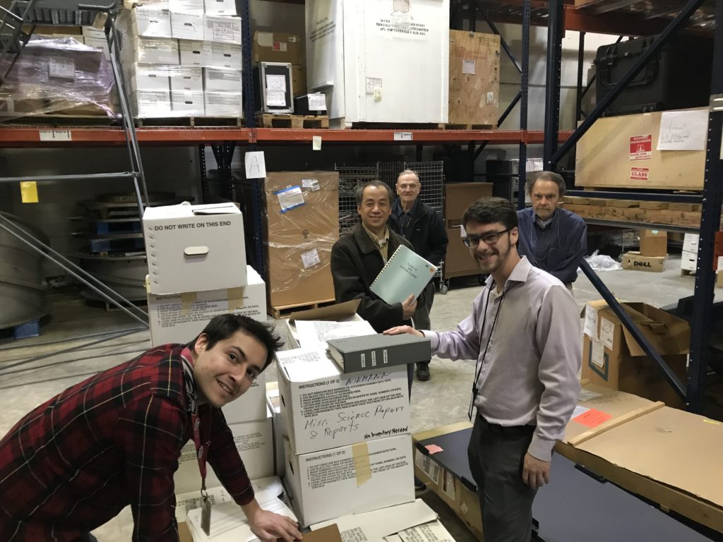 Il gruppo di lavoro mentre rovista nei magazzini alla ricerca dei pezzi di ricambio
Credits: Mehdi Benna/NASA/Goddard Space Flight Center