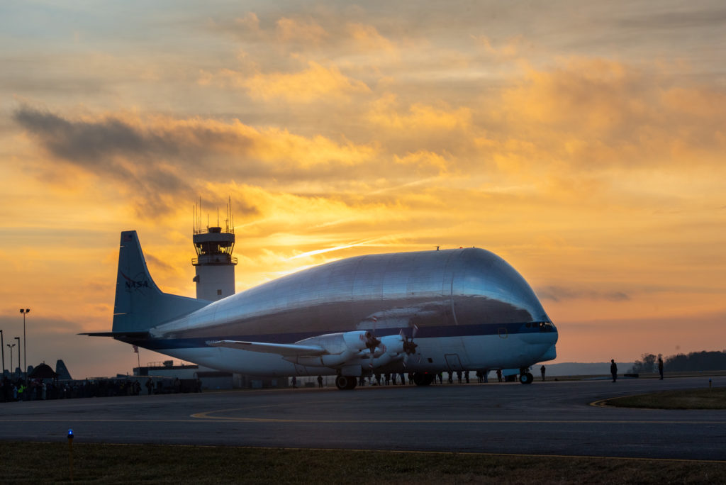 Il Super Guppy con a bordo Artemis 1 è appena atterrato in Ohio. Credits: NASA/Bidget Caswell