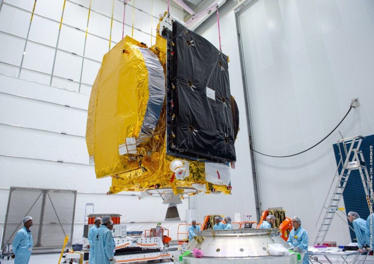 Un Satellite Artificiale Di Massa Pari A 24 Kg