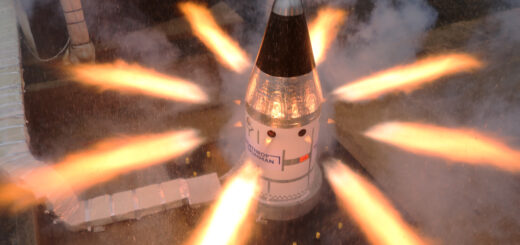 Foto del test con in evidenza gli 8 getti gestiti dalle valvole di controllo Credits: Northrop Grumman