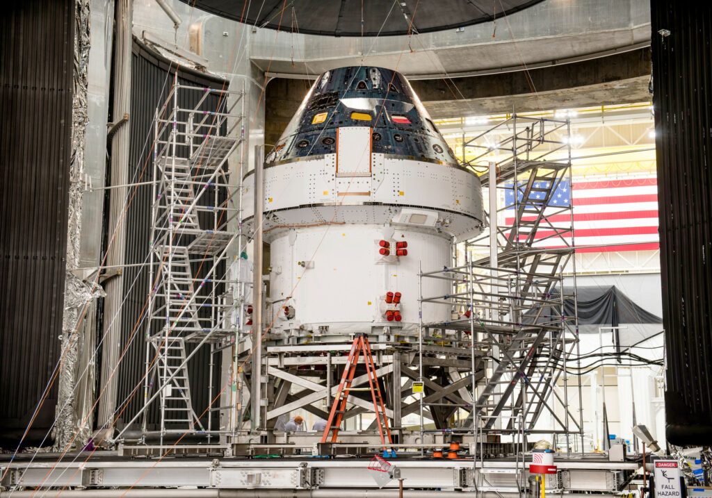 La capsula Orion mentre viene preparata nella camera a vuoto presso il centro di Plum Brook. Credits: NASA