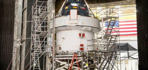 La capsula Orion mentre viene preparata nella camera a vuoto presso il centro di Plum Brook. Credits: NASA