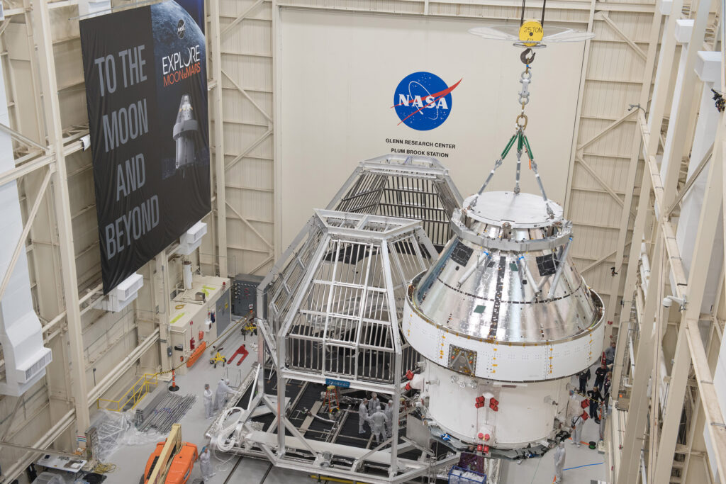 La capsula Orion viene estratta dalle strutture di trasporto per iniziare i collaudi ambientali. Credits: NASA