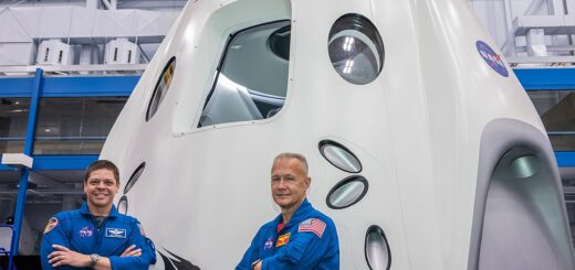 Bob Behnken e Doug Hurley con il mockup della Crew Dragon al JSC di Huston