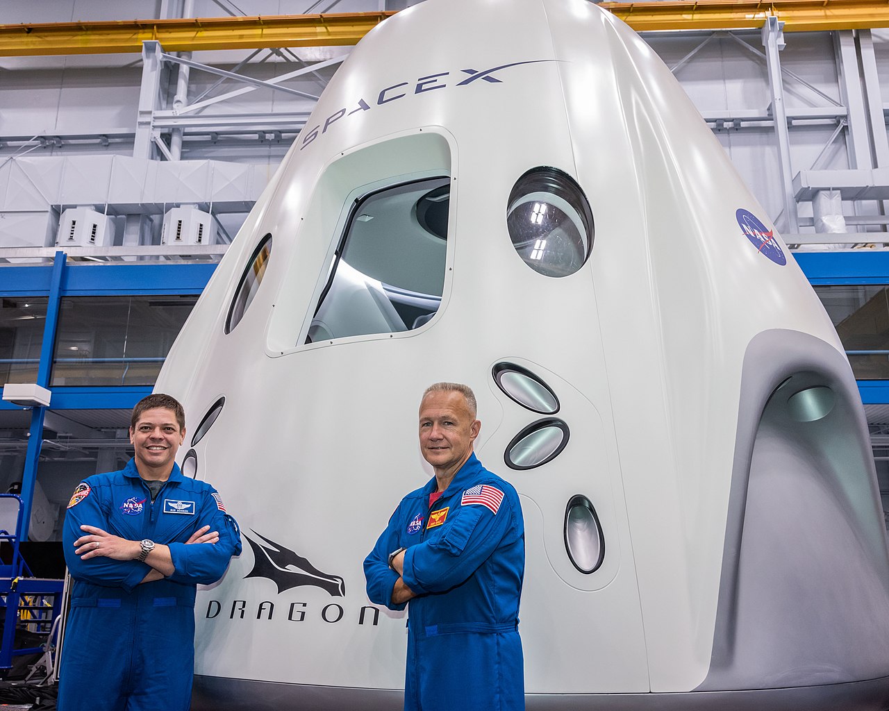 Bob Behnken e Doug Hurley con il mockup della Crew Dragon al JSC di Huston