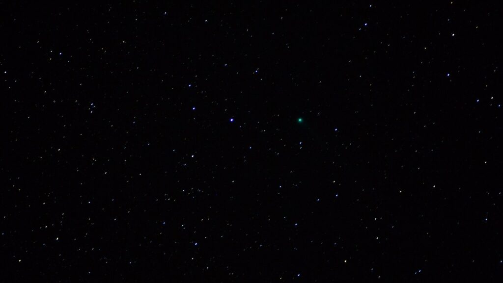 La cometa Lovejoy C/2014 Q2 (la nebulosità verde) fotografata da Samantha Cristoforetti dalla ISS. Credit: ESA/NASA.