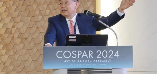 John Lee, vice amministratore della nuova agenzia spaziale sudcoreana KASA, durante l'intervento del 17 luglio all'Assemblea Scientifica COSPAR. Credito: SpaceNews/Jeff Foust