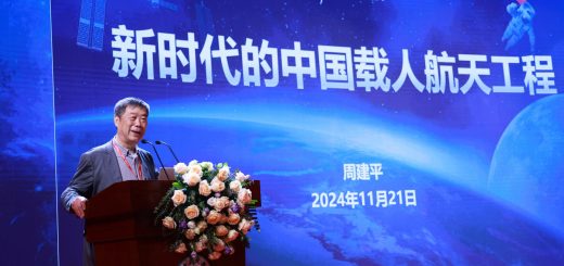 Zhou Jianping, capo progettista del programma spaziale cinese con equipaggio, parla durante il Simposio sullo spazio umano a Shenzhen, Cina, 21 novembre 2024. Credits: XINHUA