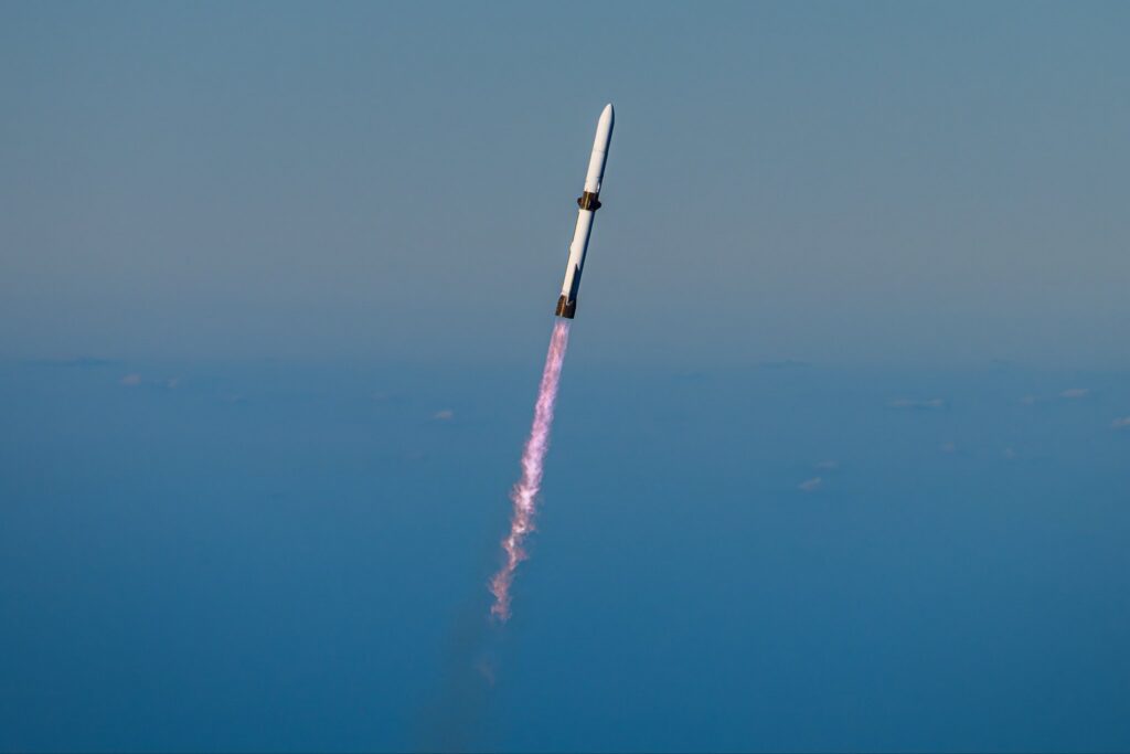 Il lanciatore NG-2 appena dopo il lancio il 13 novembre 2025. Crediti: Blue Origin