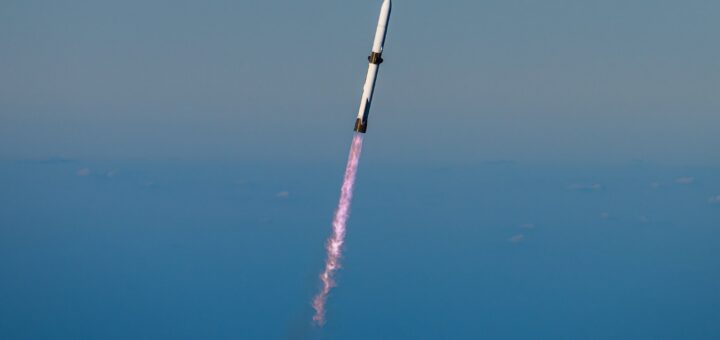 Il lanciatore NG-2 appena dopo il lancio il 13 novembre 2025. Crediti: Blue Origin