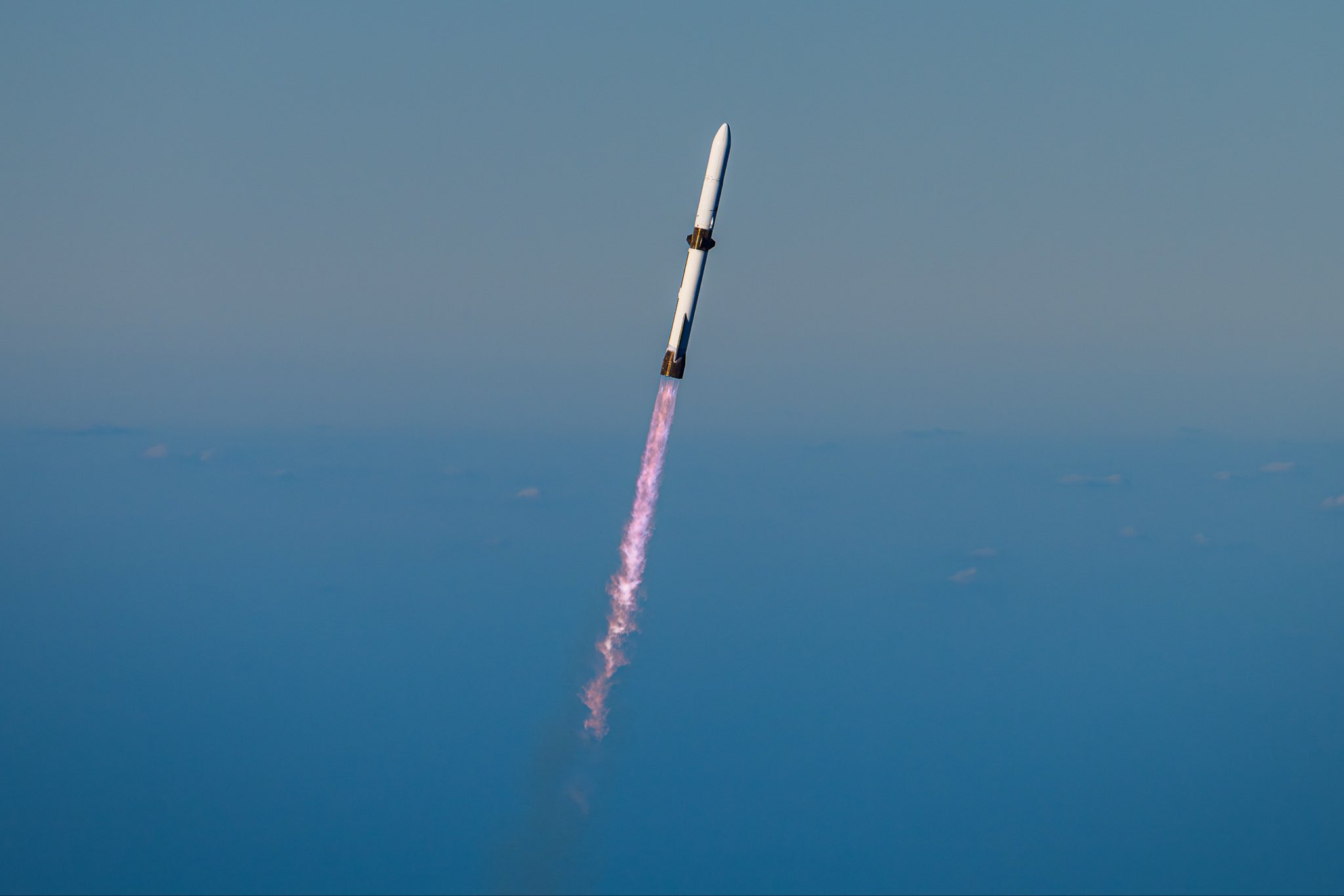 Il lanciatore NG-2 appena dopo il lancio il 13 novembre 2025. Crediti: Blue Origin