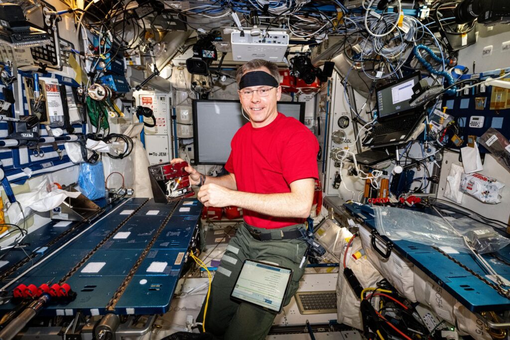 Nick Hague al lavoro durante la sua ultima missione SpaceX Crew-9. Crediti: NASA